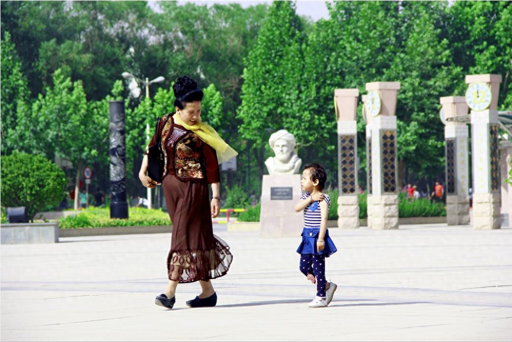 遇见维吾尔族朋友时行握手礼还是拥抱礼？你值得了解的新疆文化