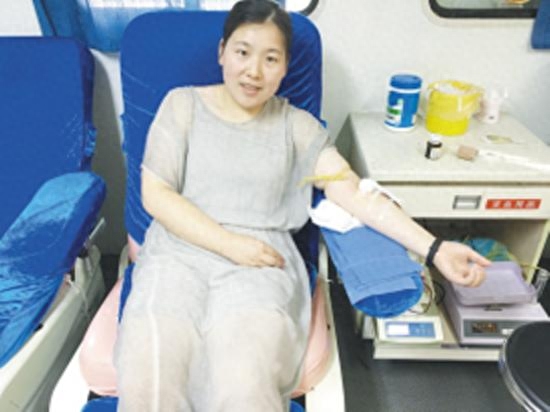 “熊猫血”女子遇车祸急 一群“熊猫侠”来献血救急