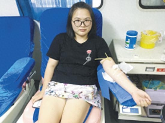 “熊猫血”女子遇车祸急 一群“熊猫侠”来献血救急