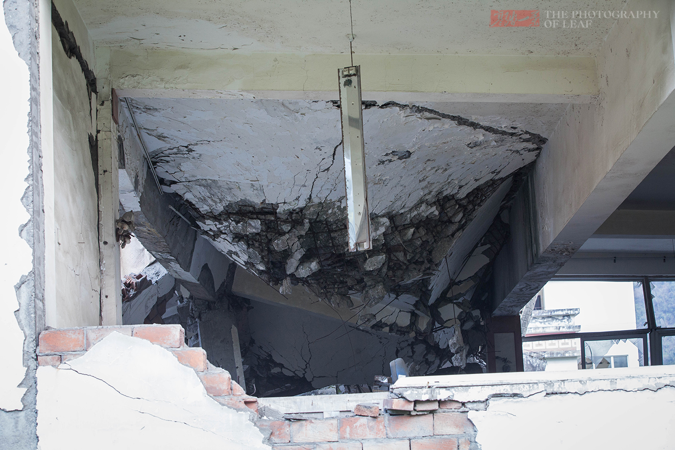 冠绝古今:探访汶川大地震遗址：5层楼只剩1层，10年前被压扁的桌椅仍在教室