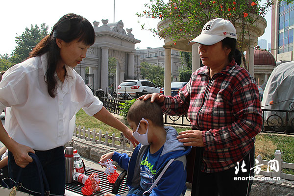 一针见血
:劳模志愿者金街募捐 挽救白血病患儿杨铭